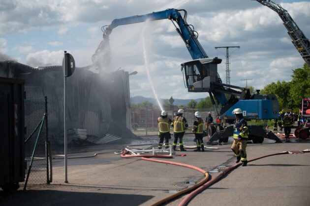 Großbrand in Lustadt bei Riwald Recycling: Elektroschrott in Flammen