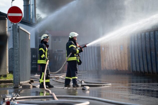 Großbrand in Lustadt bei Riwald Recycling: Elektroschrott in Flammen