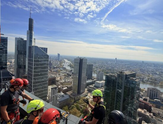 H&ouml;henretter der Feuerwehr Frankfurt: Training am Skyper Hochhaus