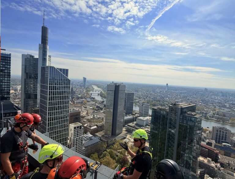 Höhenretter der Feuerwehr Frankfurt: Training am Skyper Hochhaus