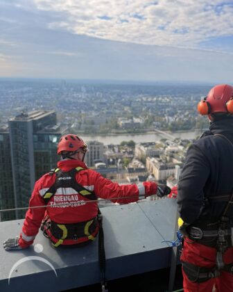Höhenretter der Feuerwehr Frankfurt: Training am Skyper Hochhaus