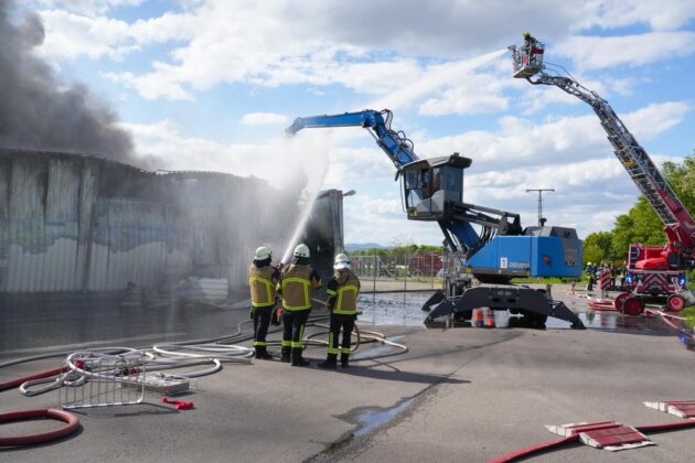 Großbrand in Lustadt bei Riwald Recycling: Elektroschrott in Flammen