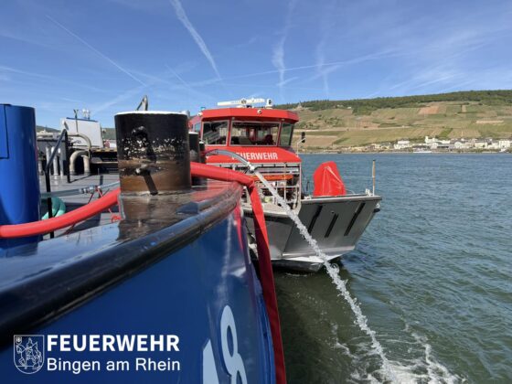 Schiffsunfall auf dem Rhein bei Bingen: Tanker mit Gefahrgut havariert