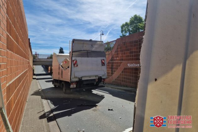 LKW-Unfall an der Unterf&uuml;hrung in Stockstadt: Br&uuml;cke gerammt