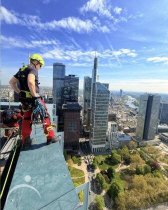 Höhenretter der Feuerwehr Frankfurt: Training am Skyper Hochhaus