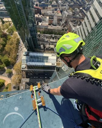 Höhenretter der Feuerwehr Frankfurt: Training am Skyper Hochhaus
