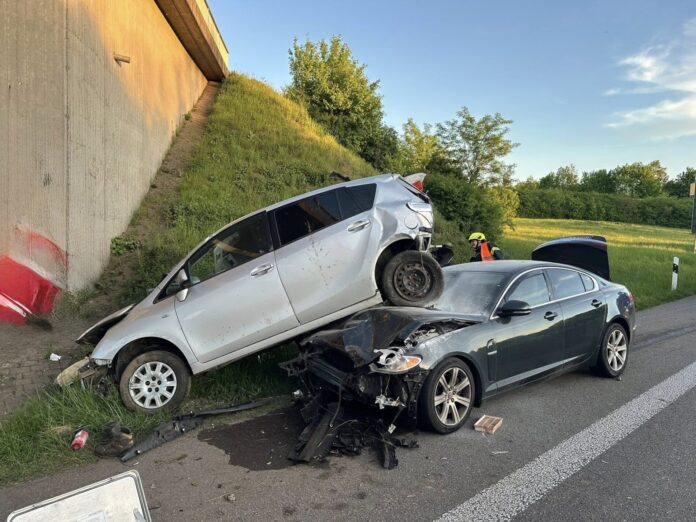 Verkehrsunfall auf der B9: Zwei Verletzte nach schwerer Kollision