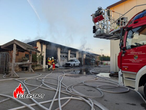 Industriebrand in Ellerstadt: Garagenkomplex in Vollbrand