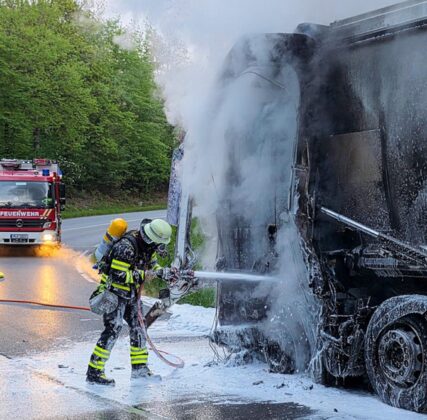 Brand eines Lastkraftwagens in München: Müllwagen in Flammen