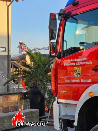 Industriebrand in Ellerstadt: Garagenkomplex in Vollbrand