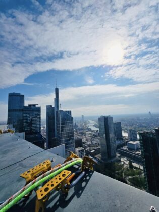 Höhenretter der Feuerwehr Frankfurt: Training am Skyper Hochhaus