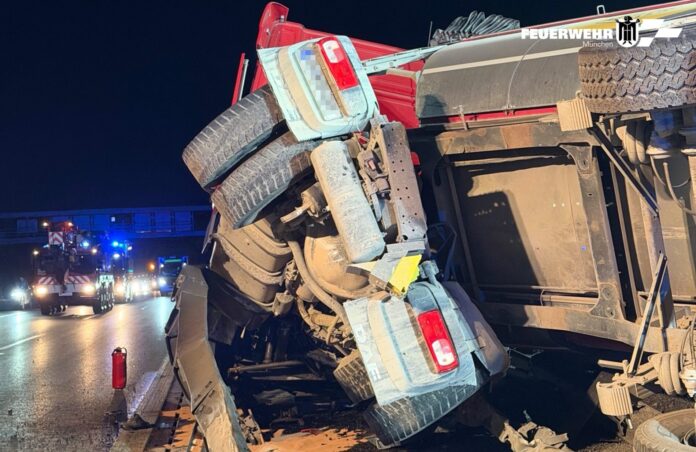 LKW-Unfall auf der A99 bei München: Kipper durchbricht Leitplanke