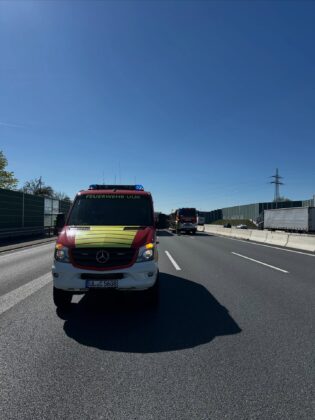 Unfall auf der A8 bei Ulm-West: Lkw-Fahrer massiv eingeklemmt