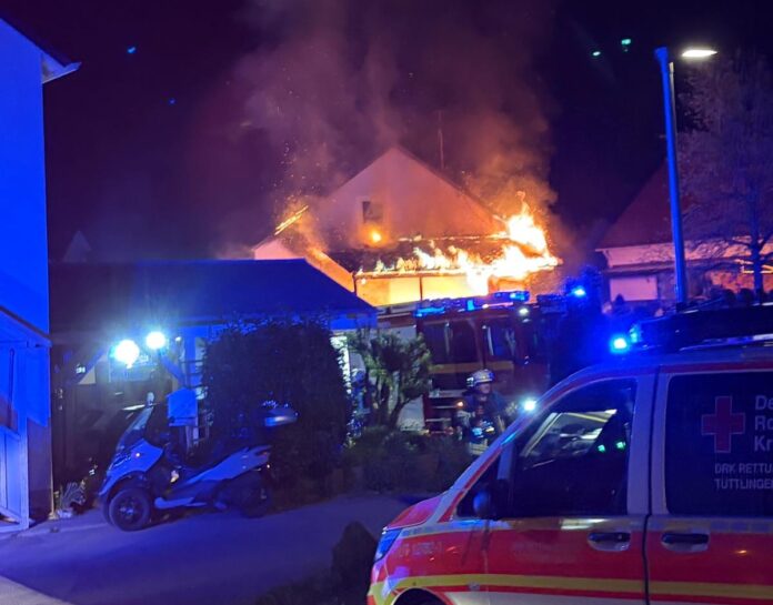 Gebäudebrand in Spaichingen-Hofen: Eine Person aus Flammen gerettet