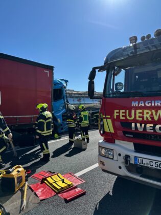 Unfall auf der A8 bei Ulm-West: Lkw-Fahrer massiv eingeklemmt