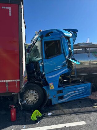 Unfall auf der A8 bei Ulm-West: Lkw-Fahrer massiv eingeklemmt