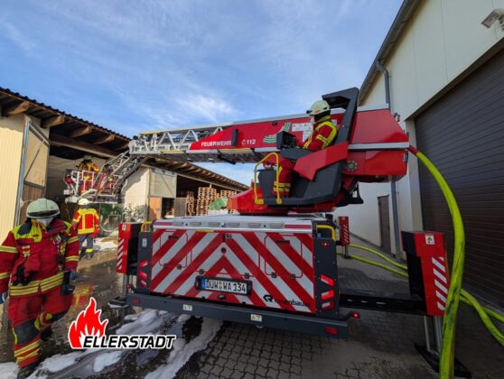 Industriebrand in Ellerstadt: Garagenkomplex in Vollbrand