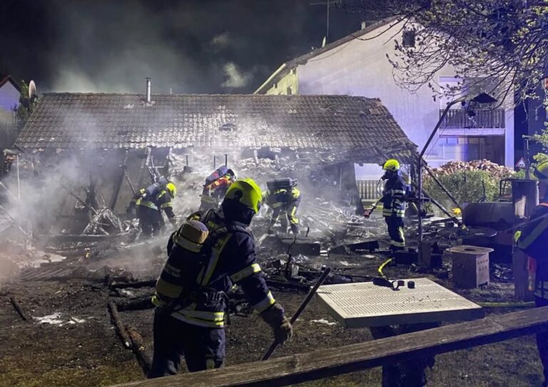 Garagenbrand in Himbach: Unterstand brennt in voller Ausdehnung