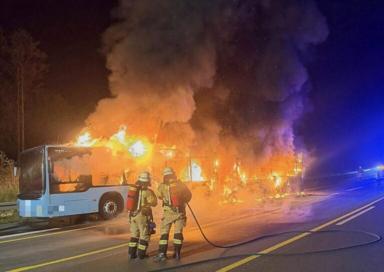 Feuerwehr Bad Honnef im Einsatz: Gelenkbus brennt auf A3 aus
