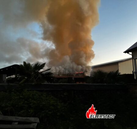 Industriebrand in Ellerstadt: Garagenkomplex in Vollbrand