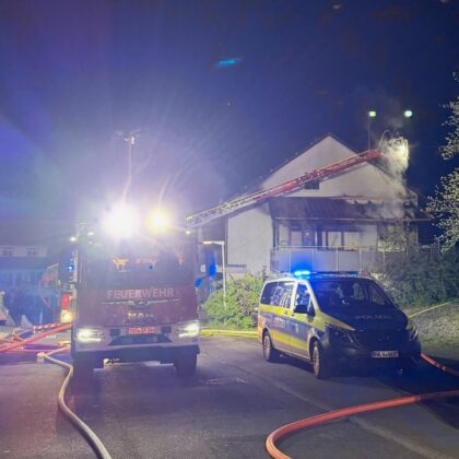 Gebäudebrand in Spaichingen-Hofen: Eine Person aus Flammen gerettet