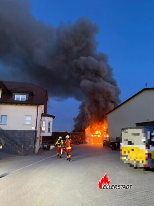 Industriebrand in Ellerstadt: Garagenkomplex in Vollbrand