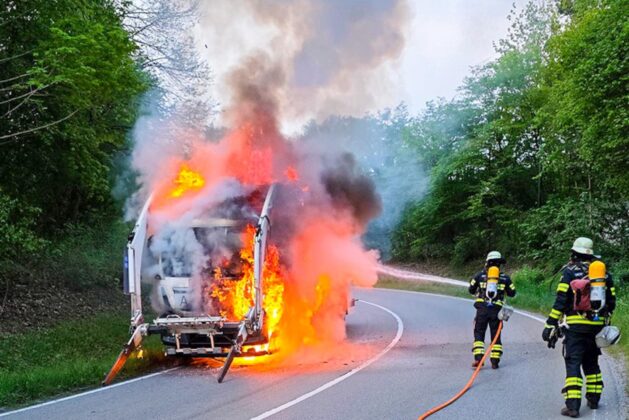Brand eines Lastkraftwagens in M&uuml;nchen: M&uuml;llwagen in Flammen