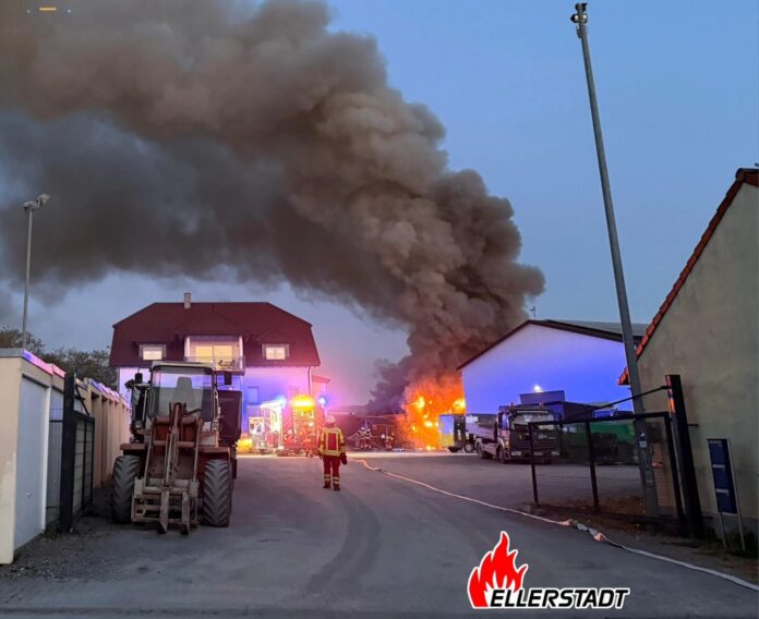 Industriebrand in Ellerstadt: Garagenkomplex in Vollbrand