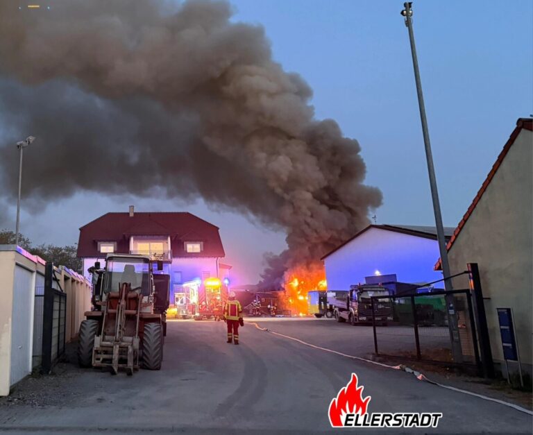Industriebrand in Ellerstadt: Garagenkomplex in Vollbrand