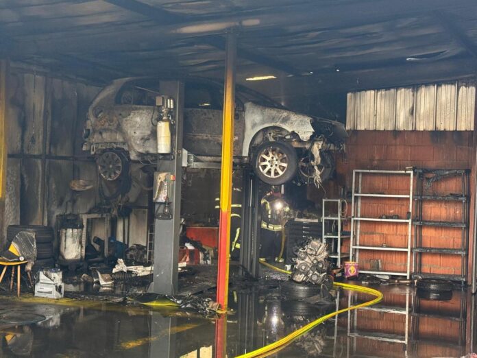 Berufsfeuerwehr Worms im Einsatz: Pkw-Brand in Werkstatt