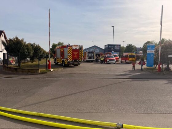Berufsfeuerwehr Worms im Einsatz: Pkw-Brand in Werkstatt
