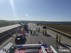 Unfall in Kreuztal-Krombach: Ford rast unter Sattelzug