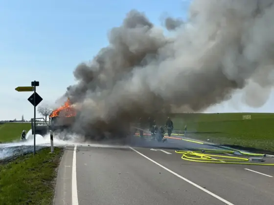 Wohnmobilbrand auf der B30 bei Gaisbeuren: Fahrzeug brennt völlig aus