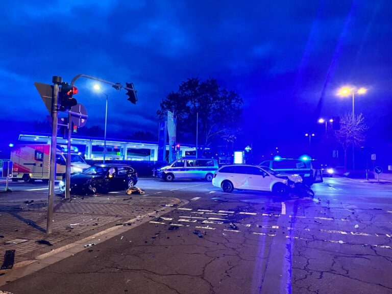 Unfall in der Rudolstädter Straße in Erfurt: Schwerverletzte nach Vorfahrtsfehler
