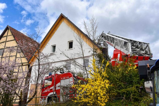Nachlöscharbeiten in Böblingen-Dagersheim: Mühsamer Kampf gegen Glutnester
