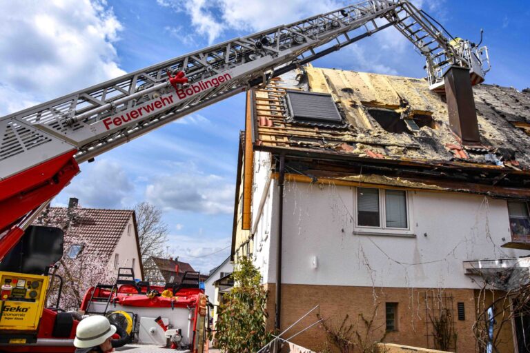 Nachlöscharbeiten in Böblingen-Dagersheim: Mühsamer Kampf gegen Glutnester