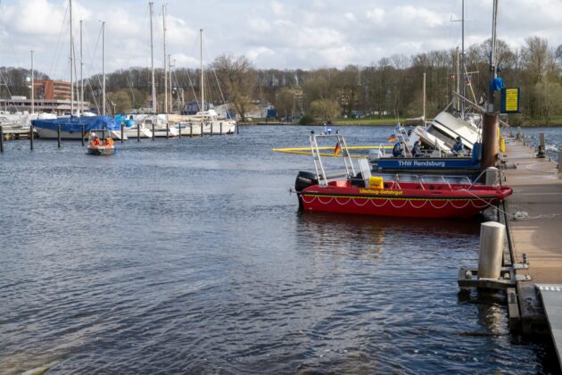 Einsatz am Büdelsdorfer Yacht Club: Katamaran droht zu sinken