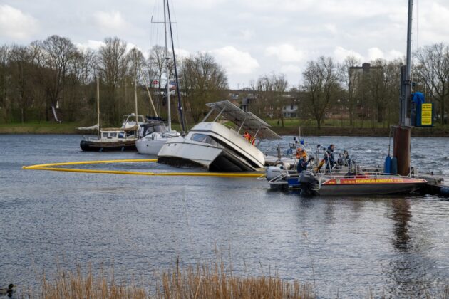 Einsatz am B&uuml;delsdorfer Yacht Club: Katamaran droht zu sinken