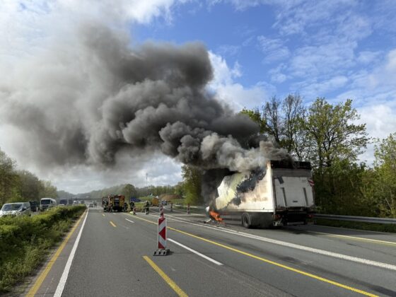 Lkw-Brand auf der A1 bei Hamm: Vollbrand sorgt für Vollsperrung