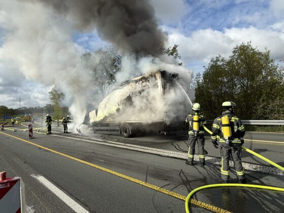 Lkw-Brand auf der A1 bei Hamm: Vollbrand sorgt f&uuml;r Vollsperrung