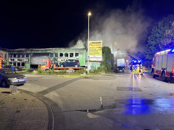 Großbrand in Grevenbroich bei Autoteilehandel: Millionenschaden