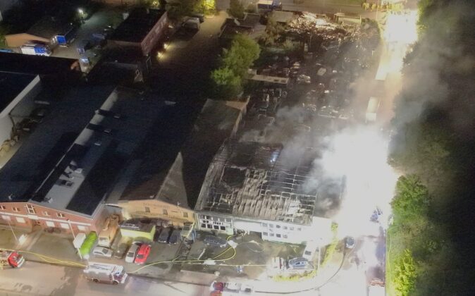 Großbrand in Grevenbroich bei Autoteilehandel: Millionenschaden