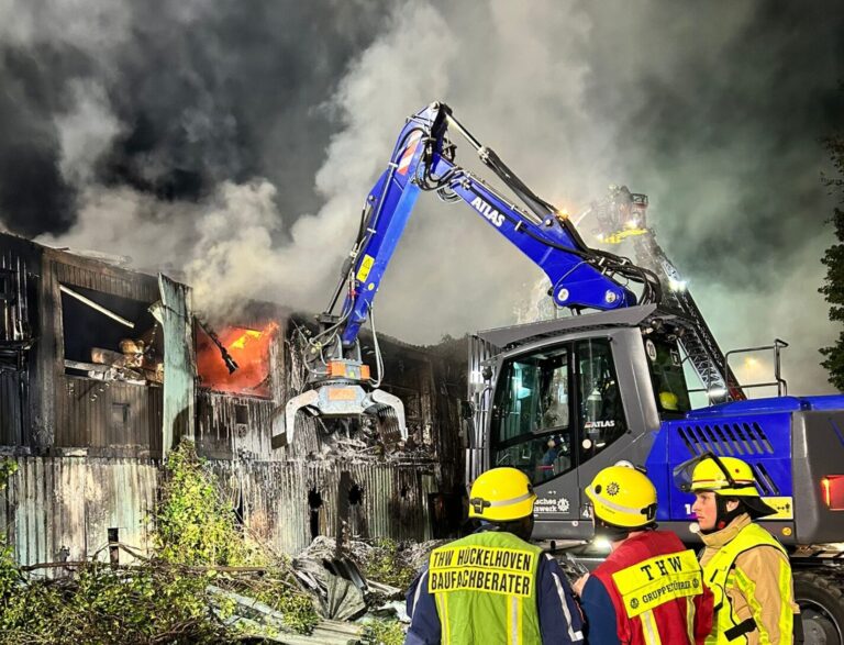 Großbrand in Grevenbroich bei Autoteilehandel: Millionenschaden