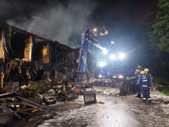 Großbrand in Grevenbroich bei Autoteilehandel: Millionenschaden