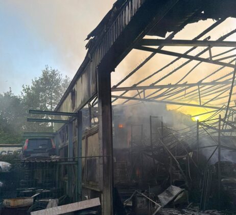 Großbrand in Grevenbroich bei Autoteilehandel: Millionenschaden