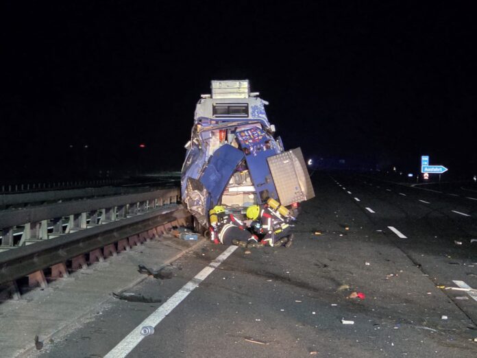 Unfall auf der A1 bei Grundbergsee: Gasaustritt führt zu Vollsperrung