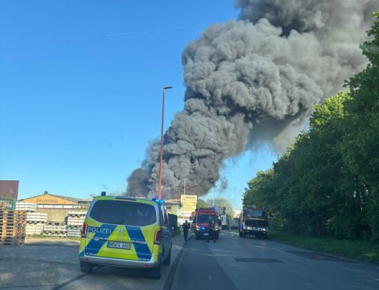 Gro&szlig;brand in Grevenbroich bei Autoteilehandel: Millionenschaden