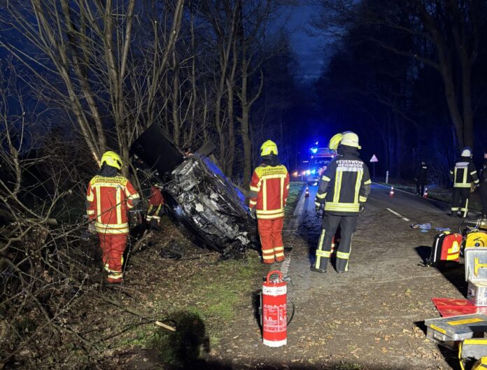 Pkw-Überschlag bei Heidmoor: Feuerwehr leitet Sofortrettung ein