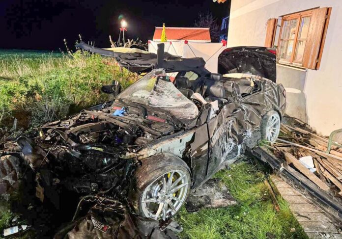 Unfall bei Kronach: BMW rast gegen Hauswand – Fahrer verstirbt