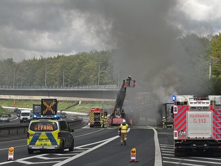Lkw-Brand auf der A4 bei Refrath: Gemeinsamer Einsatz der Feuerwehren